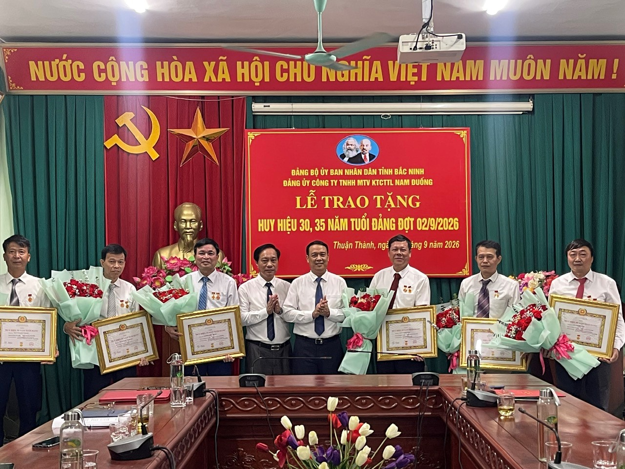 ĐẢNG UỶ CÔNG TY TNHH MTV KTCTTL NAM ĐUỐNG TRANG TRỌNG TỔ CHỨC LỄ TRAO TẶNG HUY HIỆU 30 NĂM, 35 NĂM TUỔI ĐẢNG