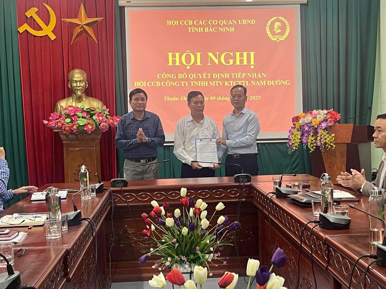 HỘI NGHỊ CÔNG BỐ QUYẾT ĐỊNH TIẾP NHẬN HỘI CỰU CHIẾN BINH CÔNG TY VÀO HỘI CCB CÁC CƠ QUAN TỈNH BẮC NINH