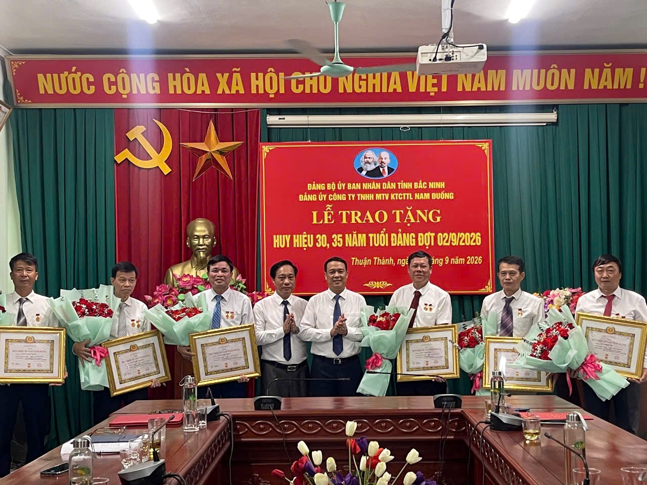 Lễ trao tặng Huy hiệu 30 năm, 35 năm tuổi Đảng Công ty TNHH MTV KTCTTL Nam Đuống