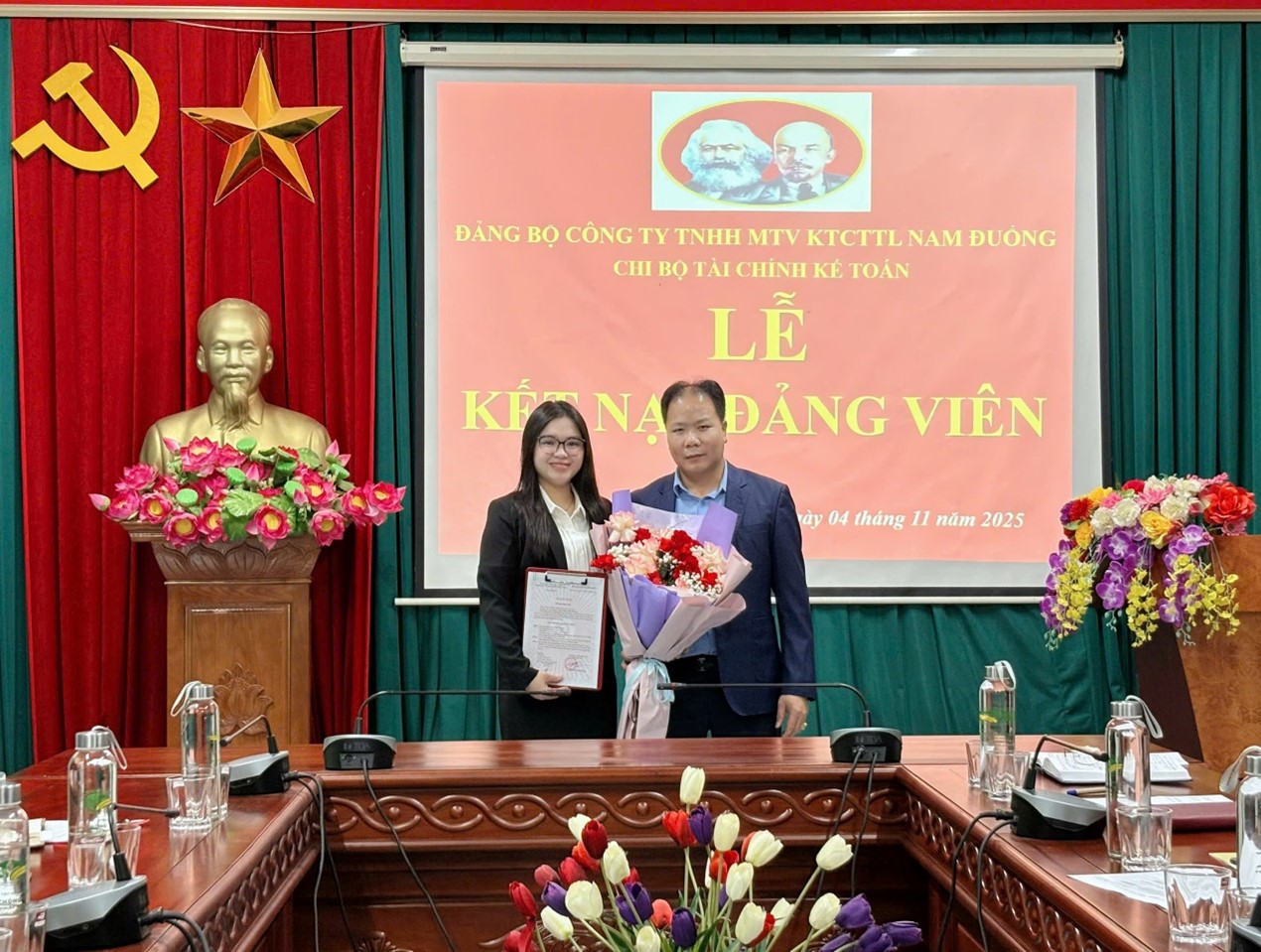 CHI BỘ TÀI CHÍNH KẾ TOÁN TỔ CHỨC LỄ KẾT NẠP  ĐẢNG VIÊN MỚI